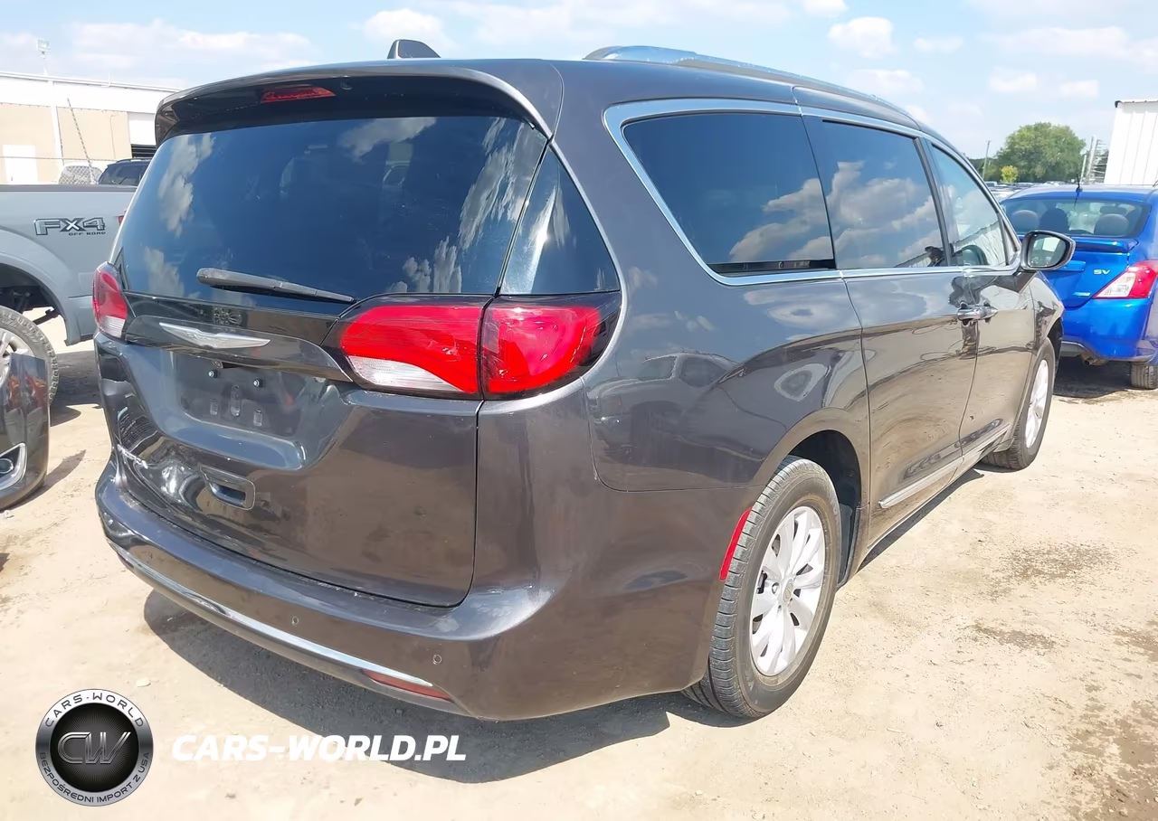 2018 Chrysler Pacifica Touring L VIN:2C4RC1BG2JR124437 - 4
