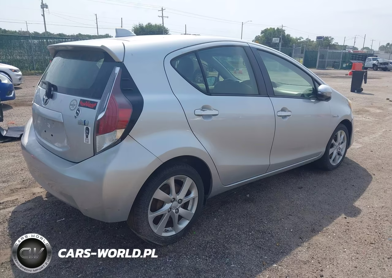 2015 Toyota Prius C Four VIN:JTDKDTB38F1108732 - 4