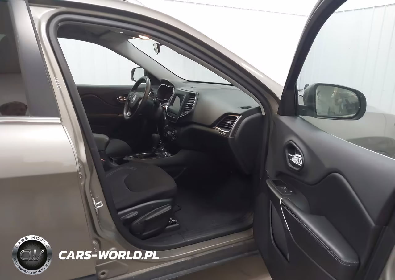2019 Jeep Cherokee Latitude 4X4 VIN:1C4PJMCB1KD412570 - 5