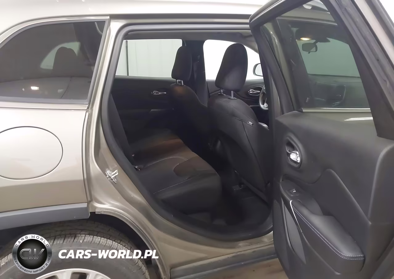 2019 Jeep Cherokee Latitude 4X4 VIN:1C4PJMCB1KD412570 - 8