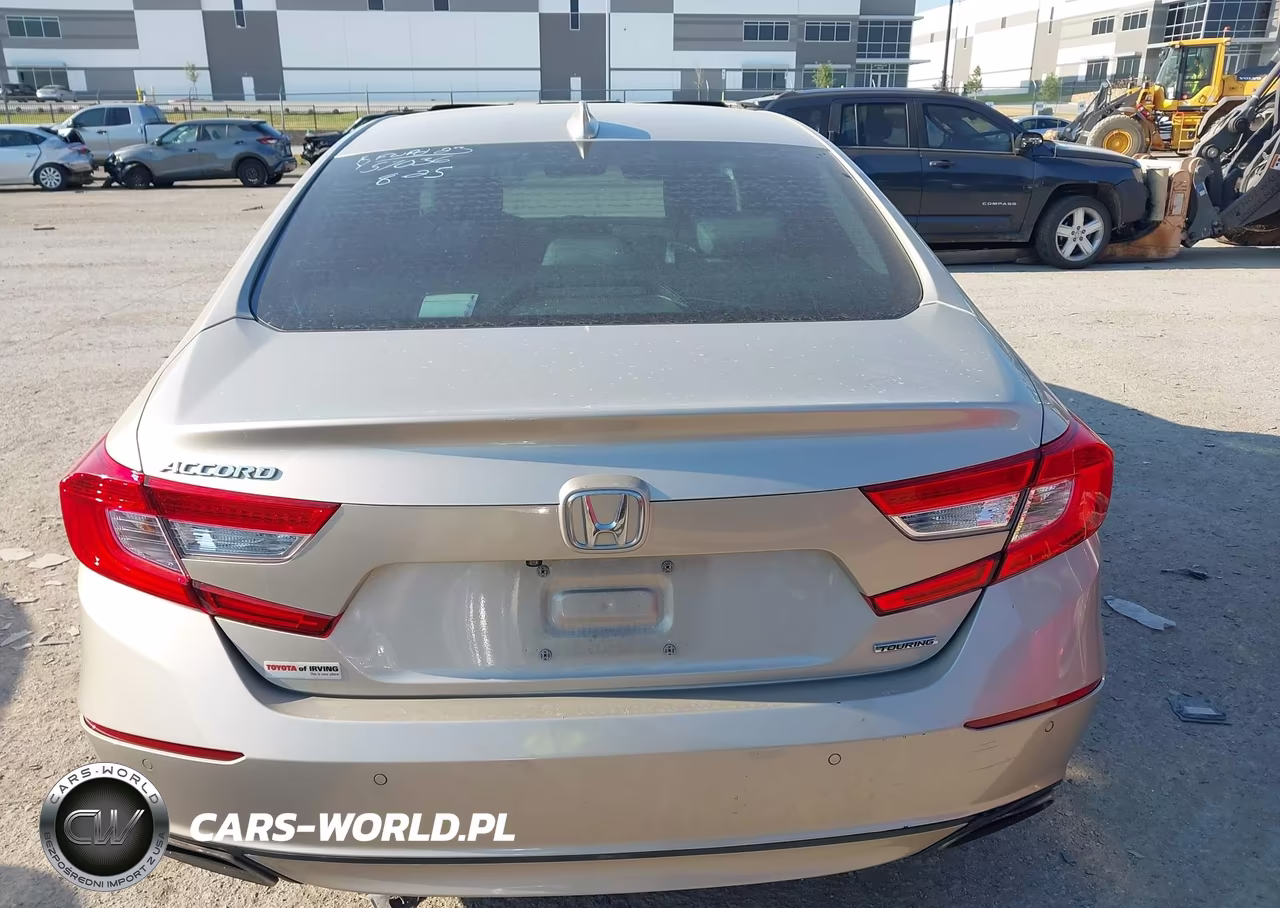 2018 Honda Accord Touring VIN:1HGCV1F92JA135407 - 16