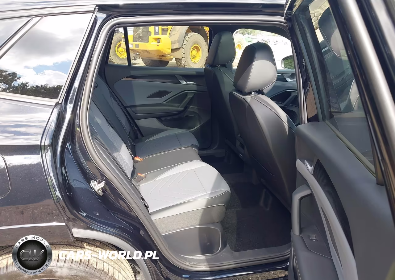 2026 Volkswagen Tiguan Se R-Line Black VIN:3VVGR7RM0TM065386 - 8
