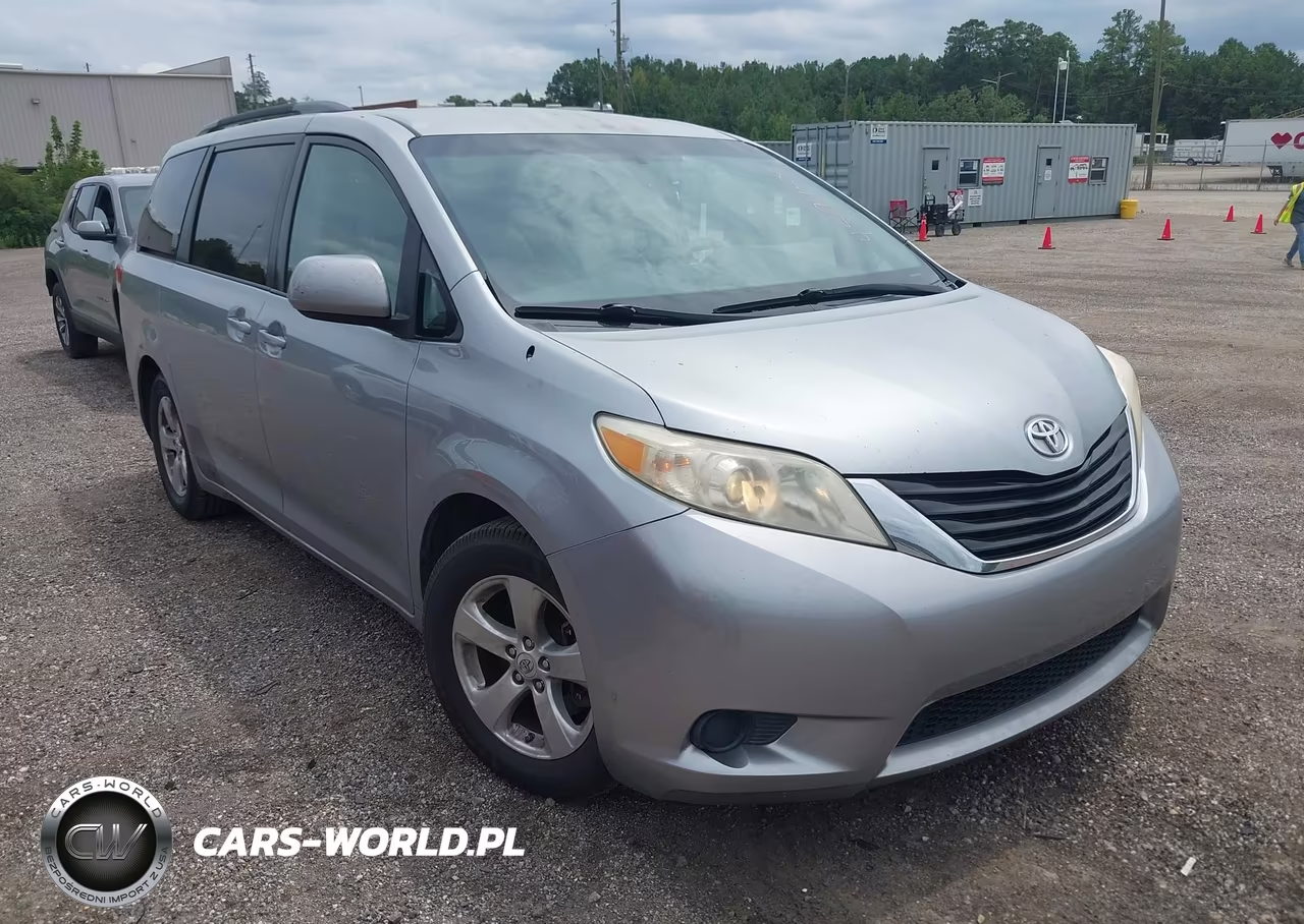 2012 Toyota Sienna Le V6 8 Passenger