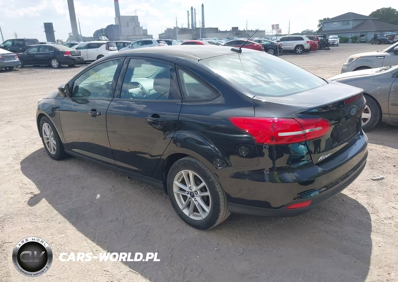 2018 Ford Focus Se VIN:1FADP3F22JL315900 - 3