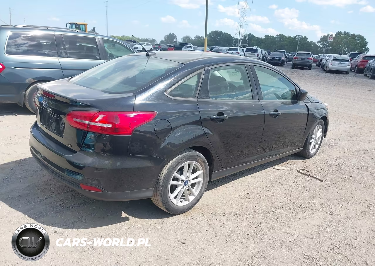 2018 Ford Focus Se VIN:1FADP3F22JL315900 - 4