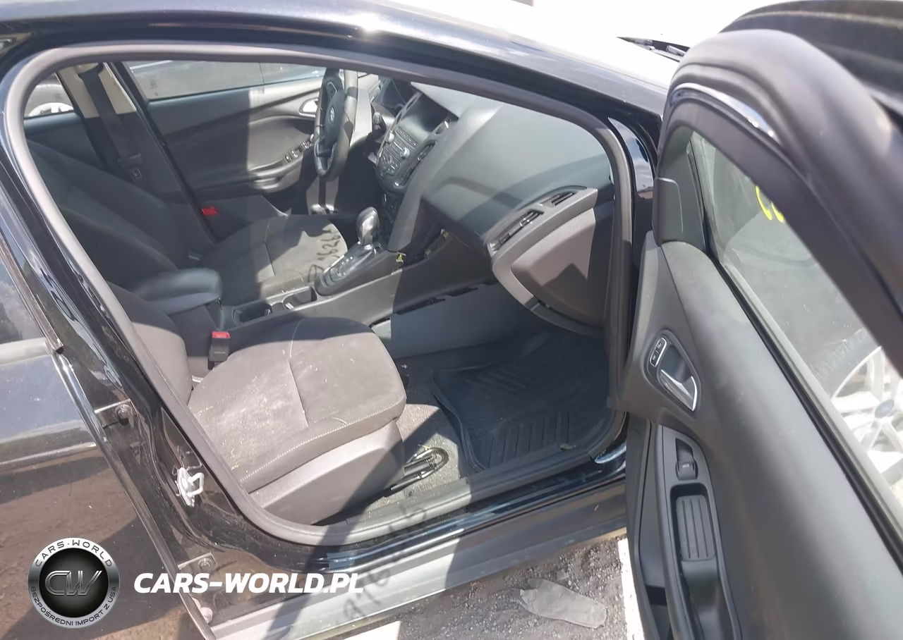 2018 Ford Focus Se VIN:1FADP3F22JL315900 - 5