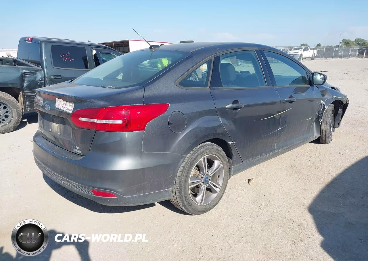 2018 Ford Focus Se VIN:1FADP3FE3JL236035 - 4