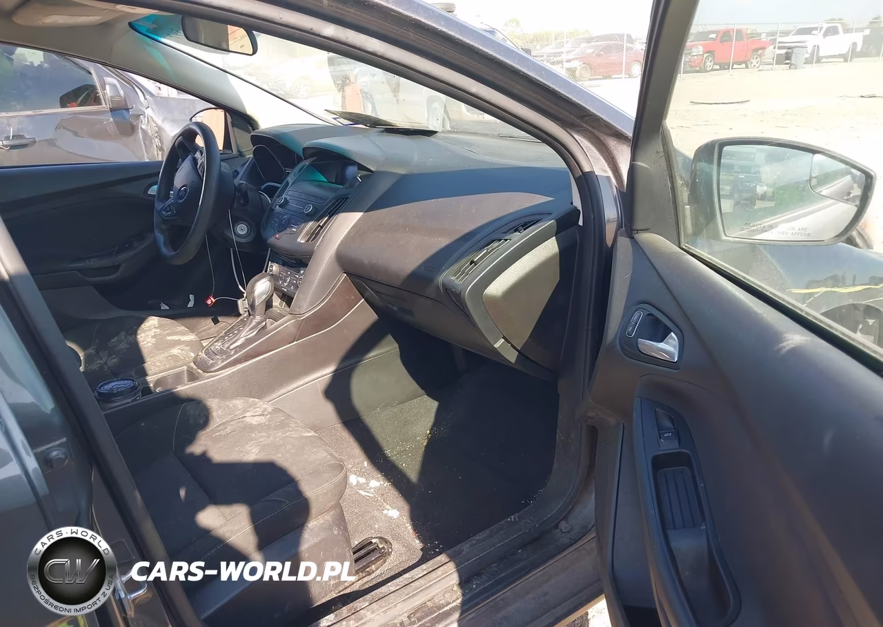 2018 Ford Focus Se VIN:1FADP3FE3JL236035 - 5