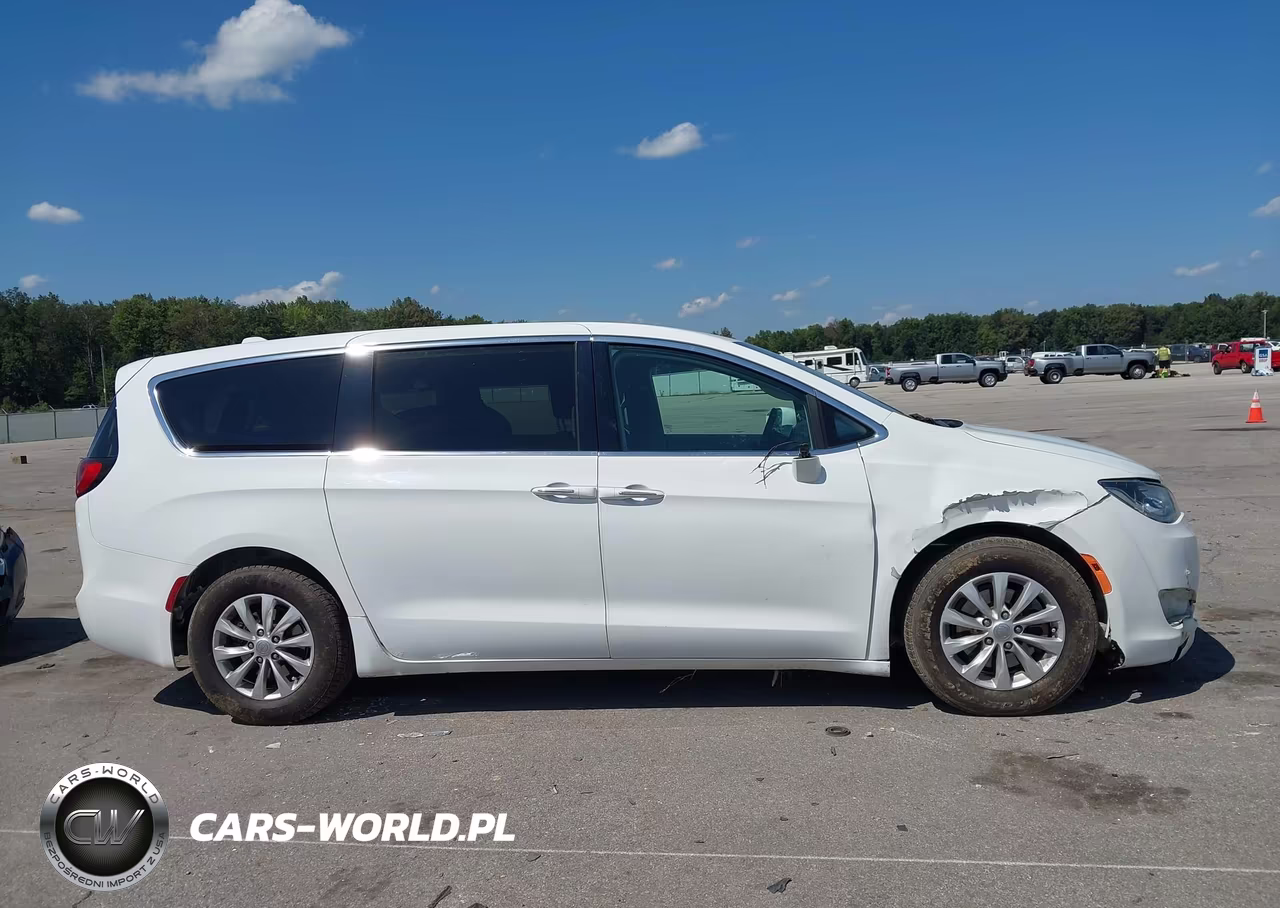 2018 Chrysler Pacifica Touring Plus VIN:2C4RC1FG9JR279481 - 14