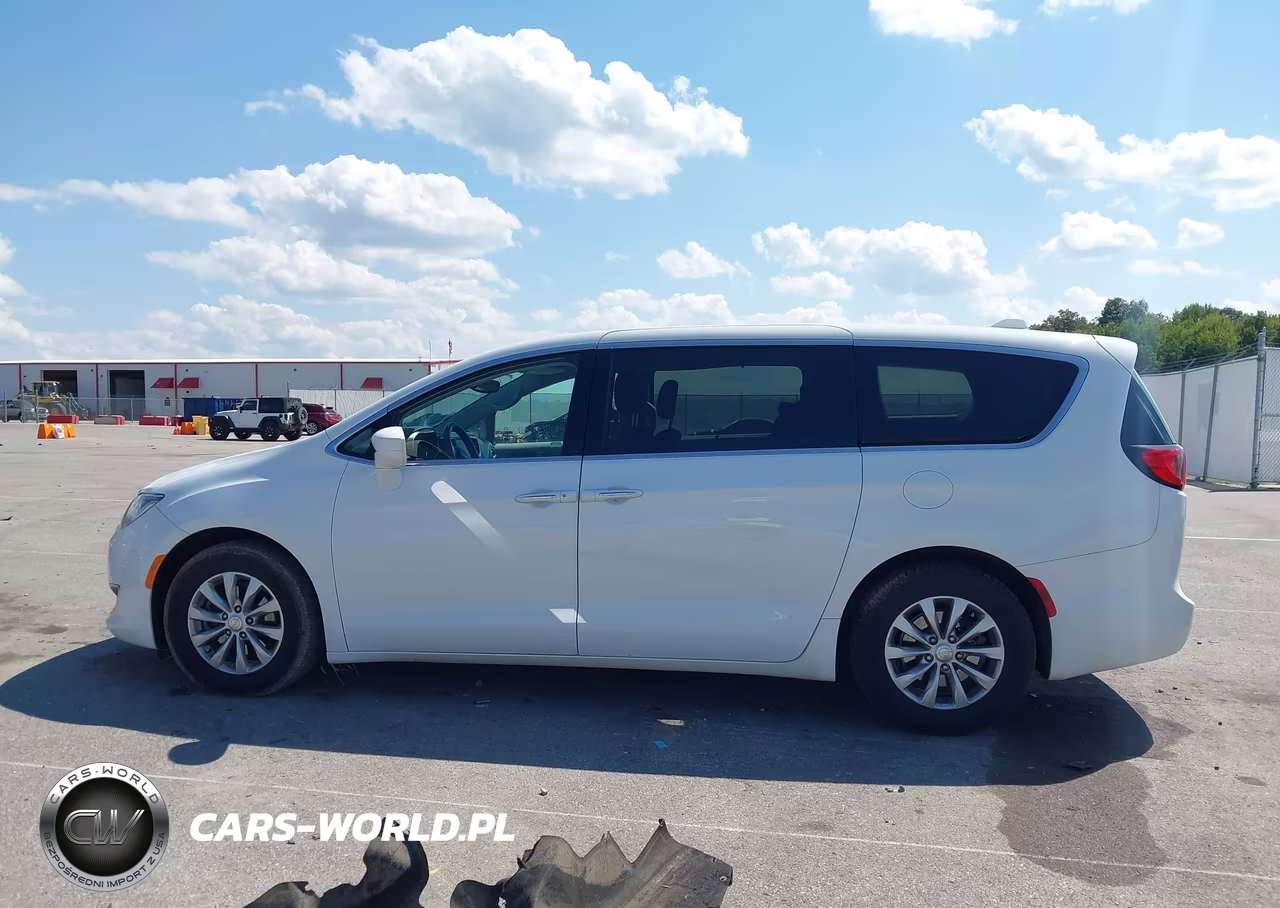 2018 Chrysler Pacifica Touring Plus VIN:2C4RC1FG9JR279481 - 15