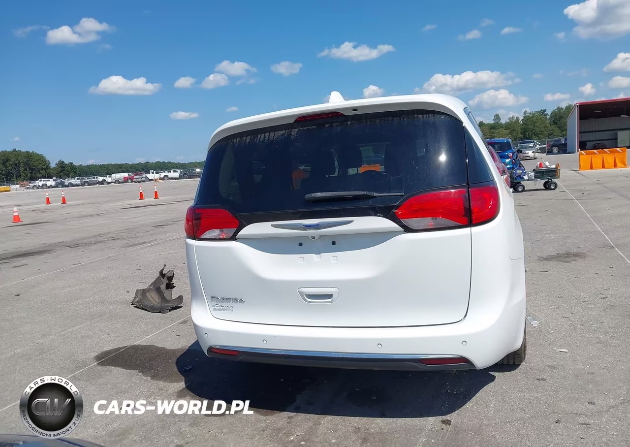 2018 Chrysler Pacifica Touring Plus VIN:2C4RC1FG9JR279481 - 17