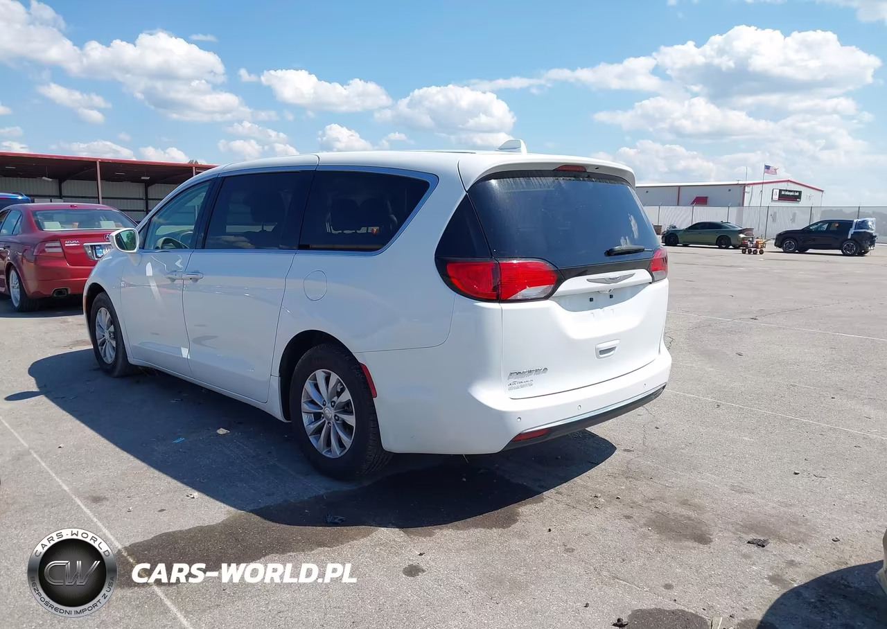 2018 Chrysler Pacifica Touring Plus VIN:2C4RC1FG9JR279481 - 3