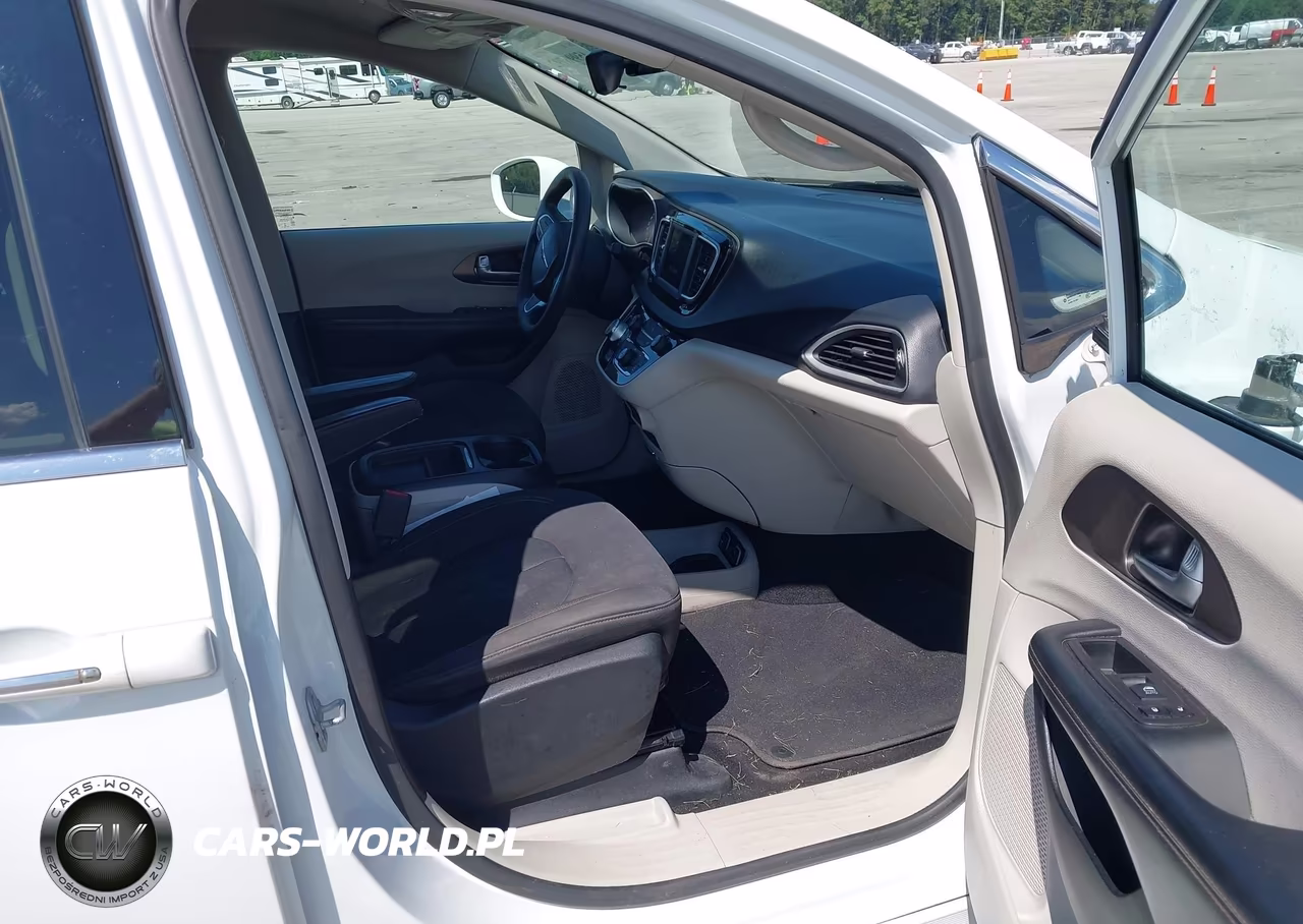 2018 Chrysler Pacifica Touring Plus VIN:2C4RC1FG9JR279481 - 5