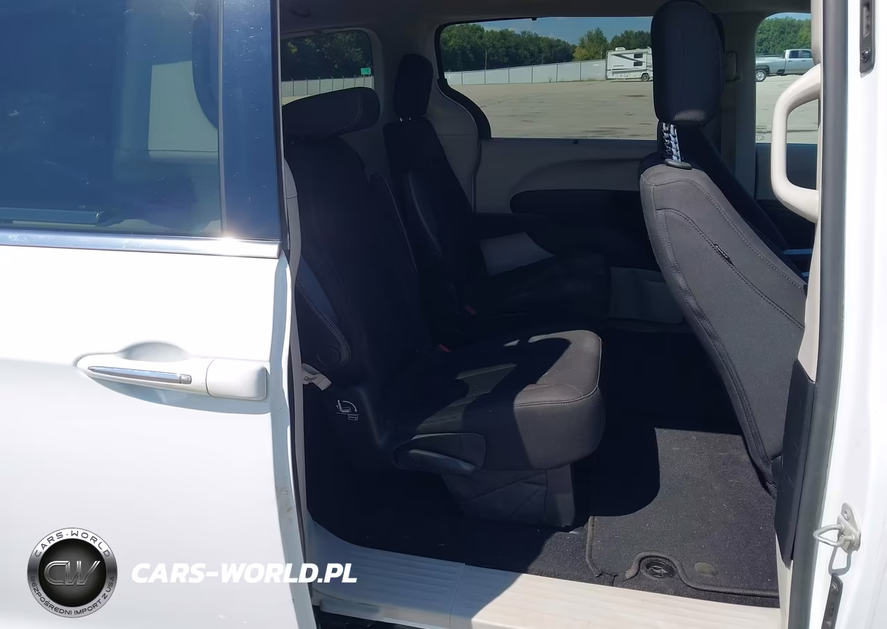 2018 Chrysler Pacifica Touring Plus VIN:2C4RC1FG9JR279481 - 8