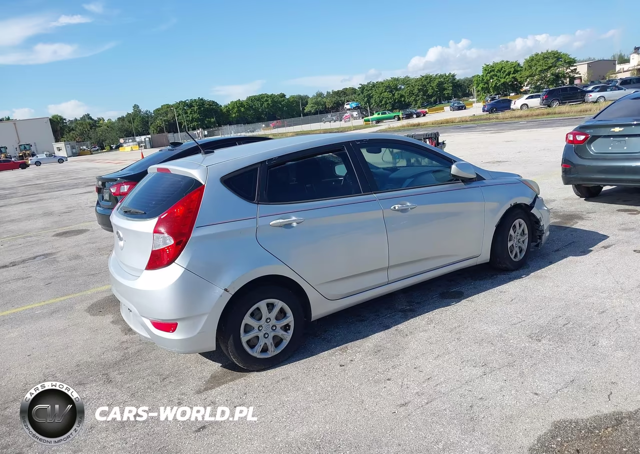 2013 Hyundai Accent Gs VIN:KMHCT5AE5DU109804 - 4