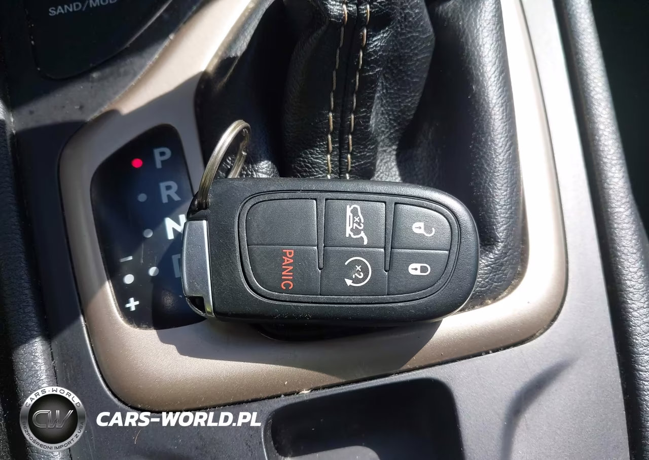 2015 Jeep Cherokee Latitude VIN:1C4PJMCS8FW558281 - 11