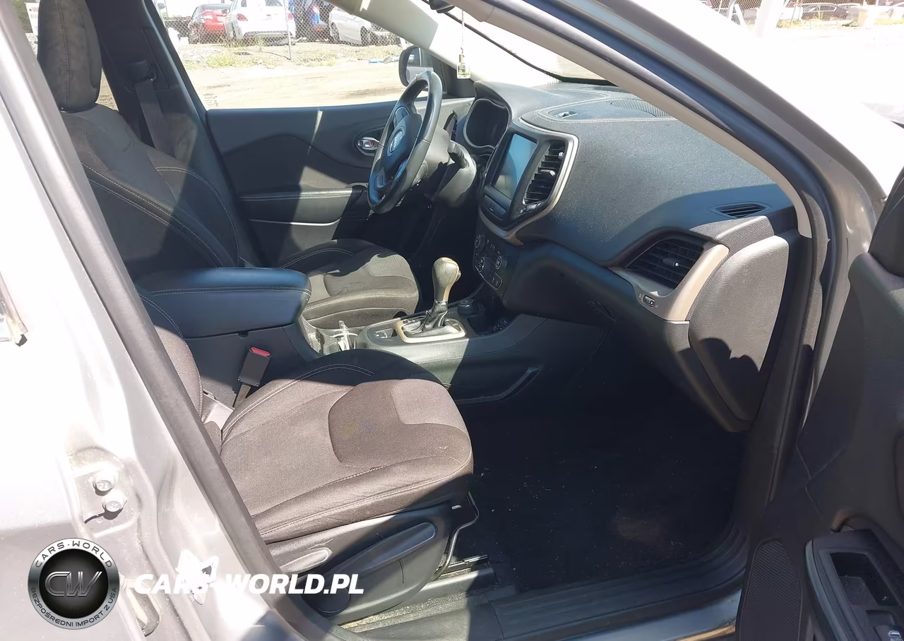 2015 Jeep Cherokee Latitude VIN:1C4PJMCS8FW558281 - 5