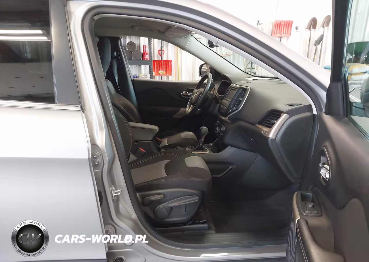 2018 Jeep Cherokee Latitude 4X4 VIN:1C4PJMCB0JD528521 - 5