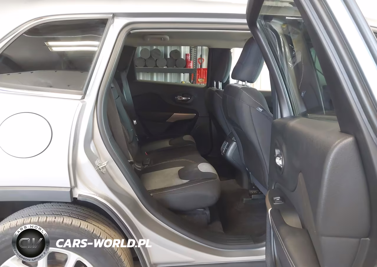 2018 Jeep Cherokee Latitude 4X4 VIN:1C4PJMCB0JD528521 - 8