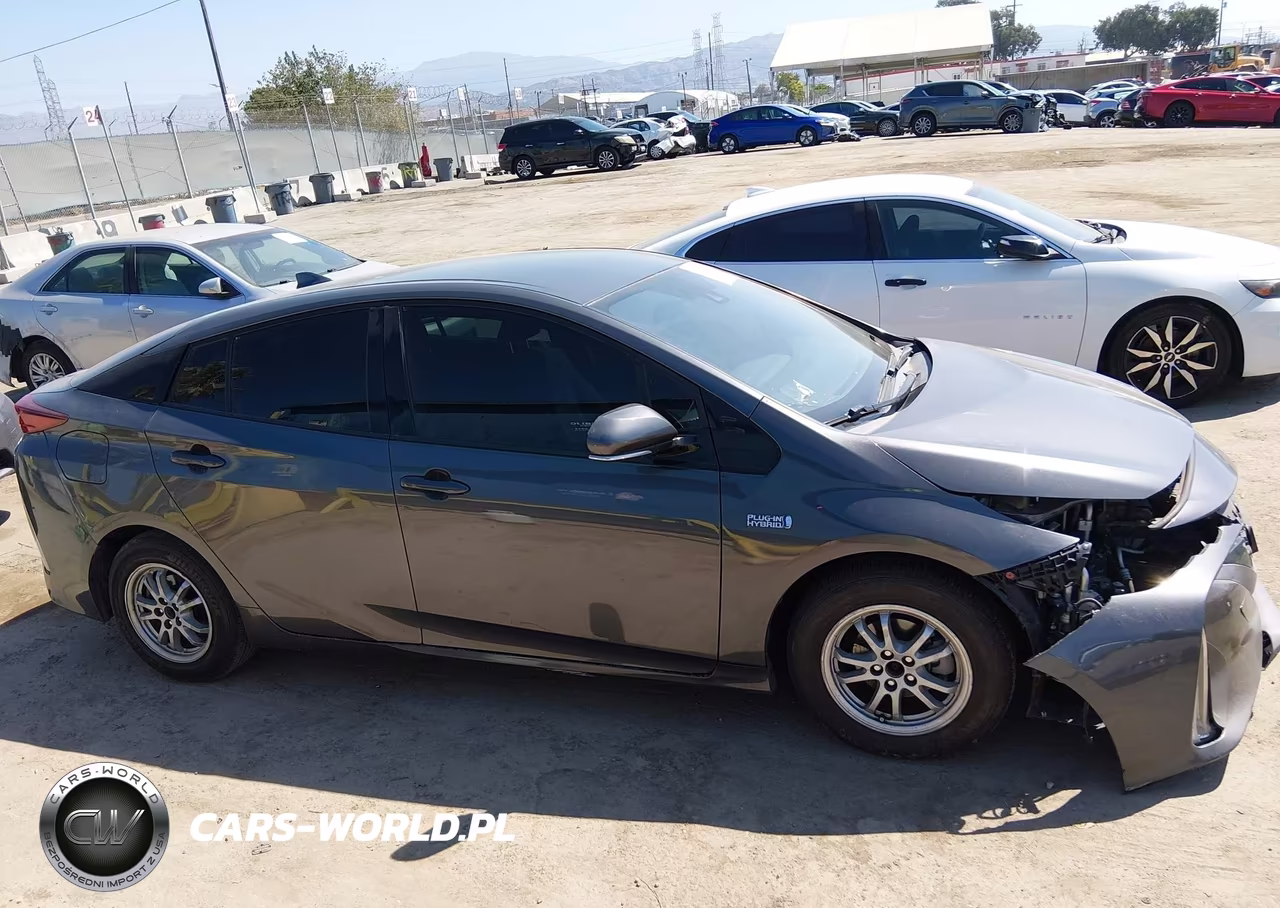 2018 Toyota Prius Prime Plus VIN:JTDKARFP2J3079900 - 14