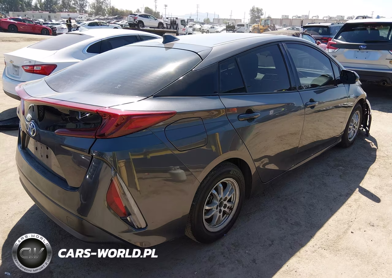 2018 Toyota Prius Prime Plus VIN:JTDKARFP2J3079900 - 4