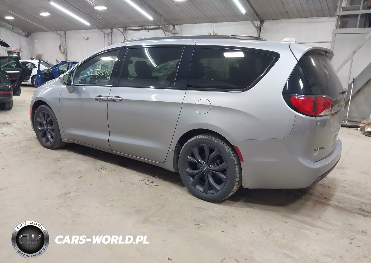2020 Chrysler Pacifica Touring L VIN:2C4RC1BG0LR290569 - 3