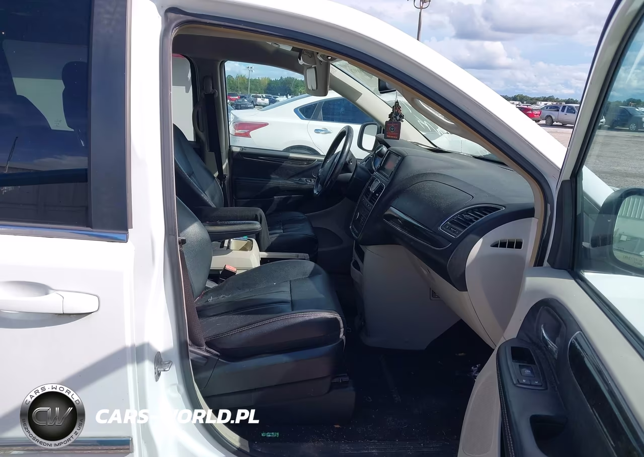 2015 Chrysler Town & Country Touring VIN:2C4RC1BG5FR553059 - 5