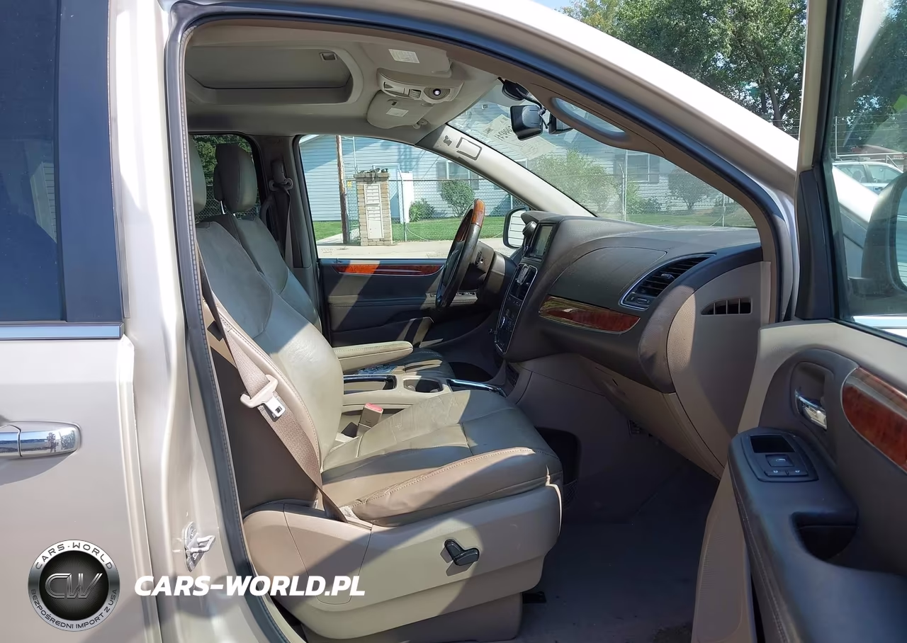 2012 Chrysler Town & Country Limited VIN:2C4RC1GG1CR338802 - 5
