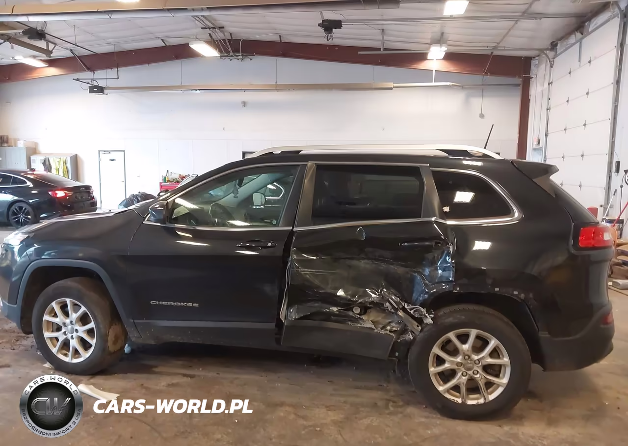 2015 Jeep Cherokee Latitude VIN:1C4PJMCS6FW773299 - 14