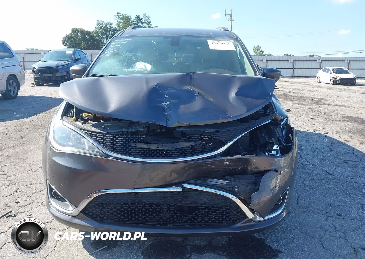 2018 Chrysler Pacifica Touring L Plus VIN:2C4RC1EG6JR289628 - 11