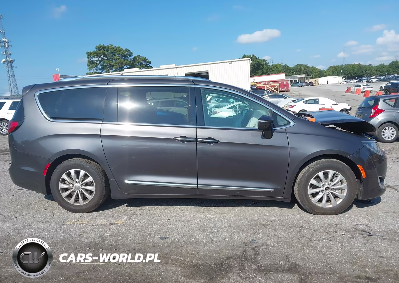 2018 Chrysler Pacifica Touring L Plus VIN:2C4RC1EG6JR289628 - 12
