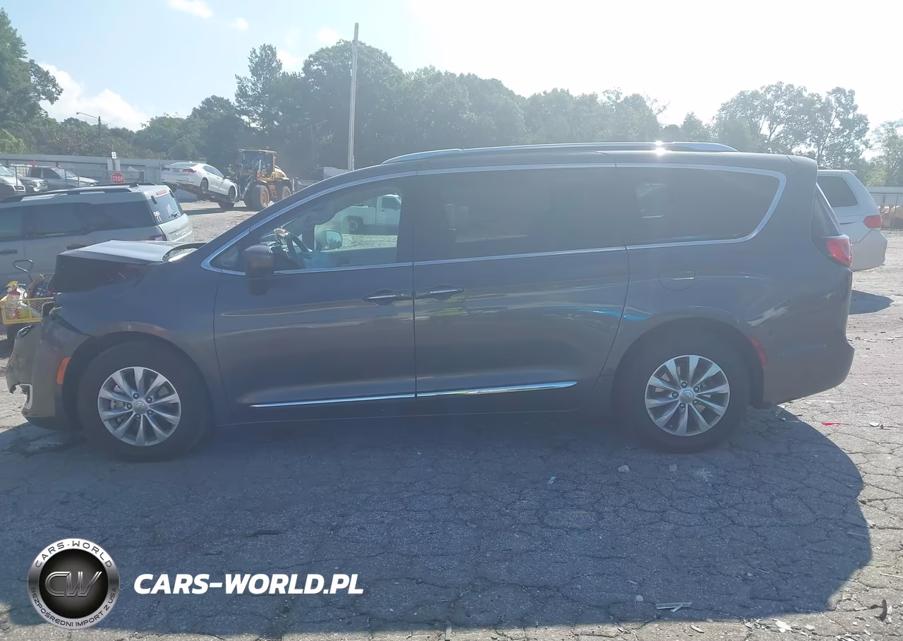 2018 Chrysler Pacifica Touring L Plus VIN:2C4RC1EG6JR289628 - 13