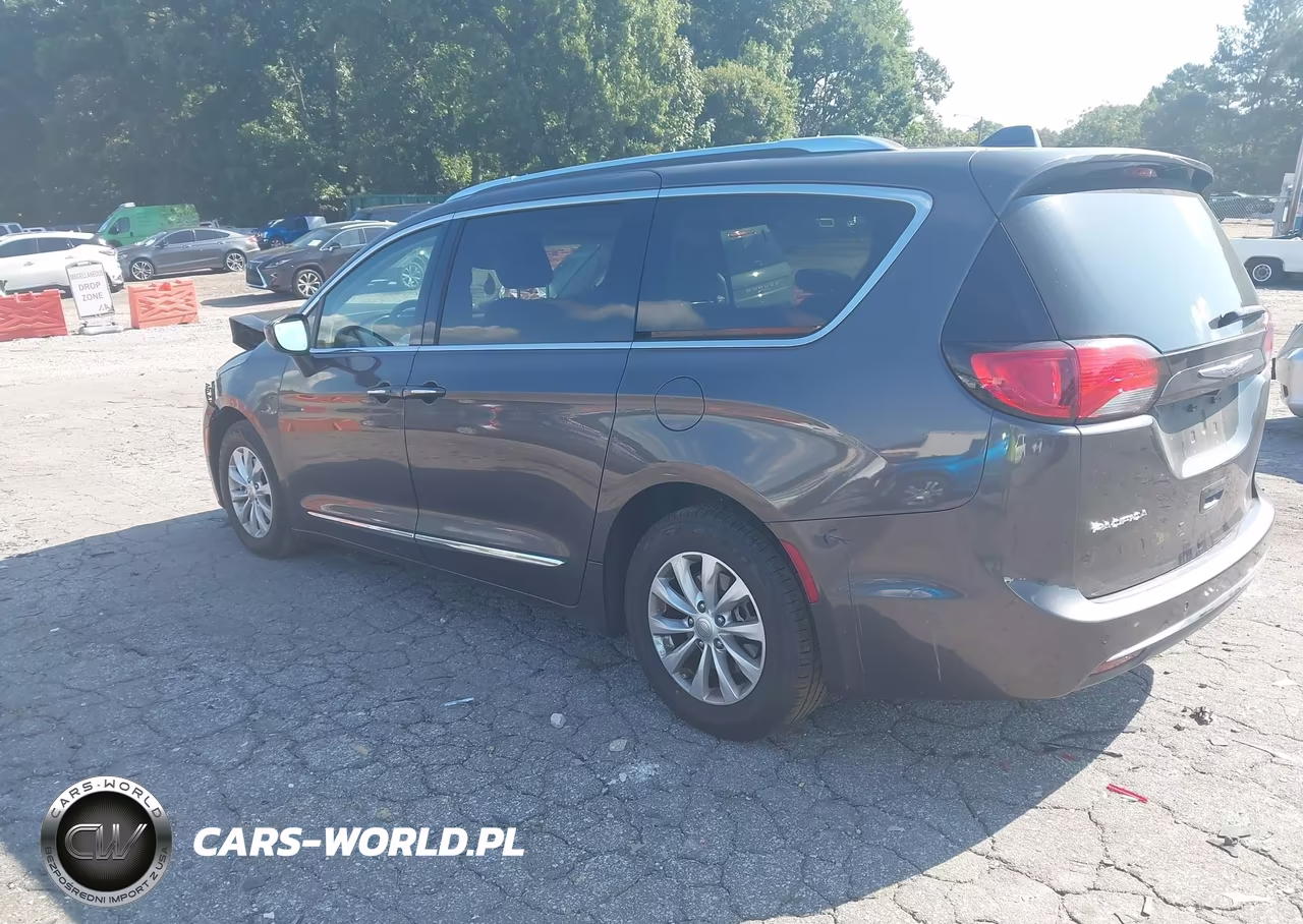 2018 Chrysler Pacifica Touring L Plus VIN:2C4RC1EG6JR289628 - 3