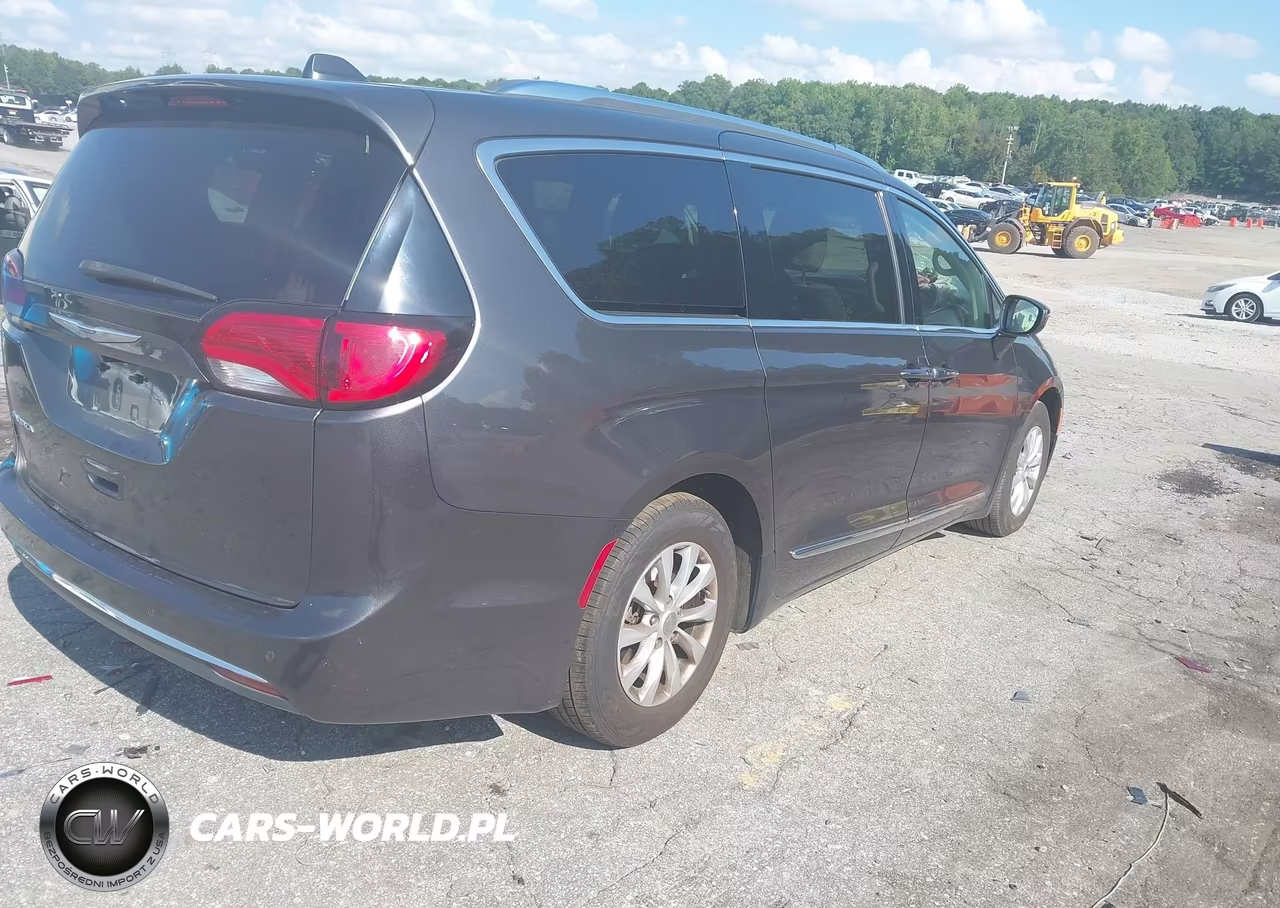 2018 Chrysler Pacifica Touring L Plus VIN:2C4RC1EG6JR289628 - 4