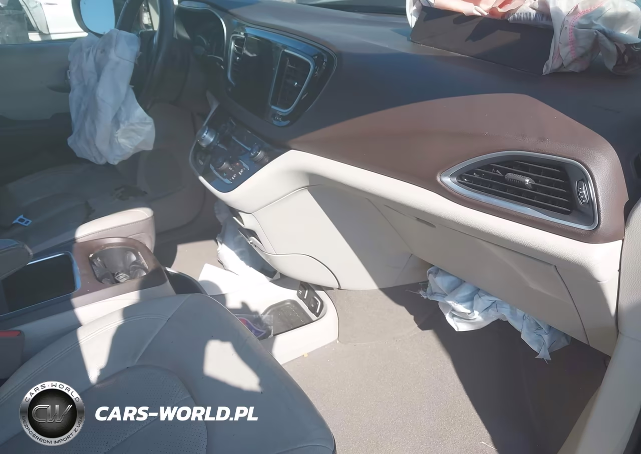 2018 Chrysler Pacifica Touring L Plus VIN:2C4RC1EG6JR289628 - 5