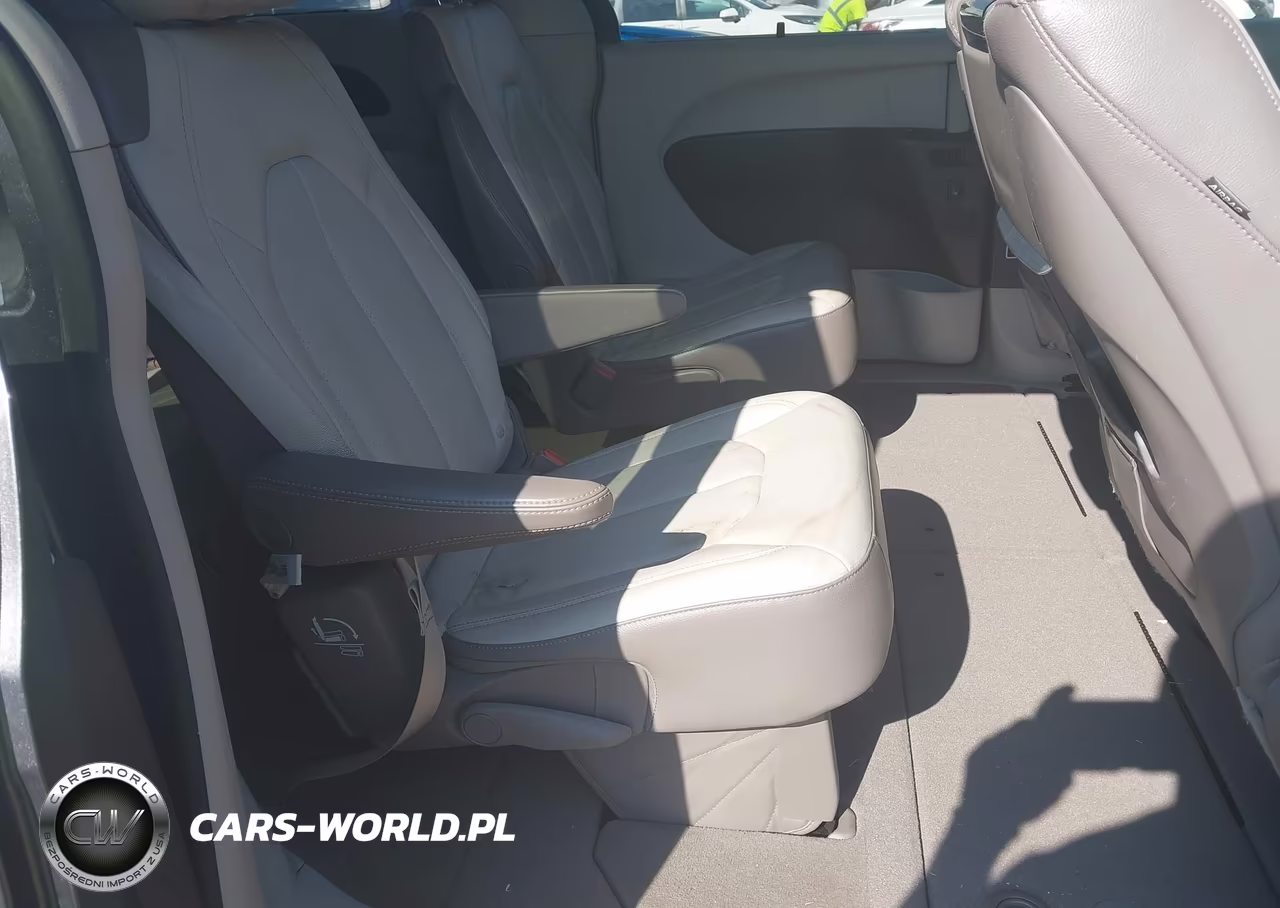 2018 Chrysler Pacifica Touring L Plus VIN:2C4RC1EG6JR289628 - 8