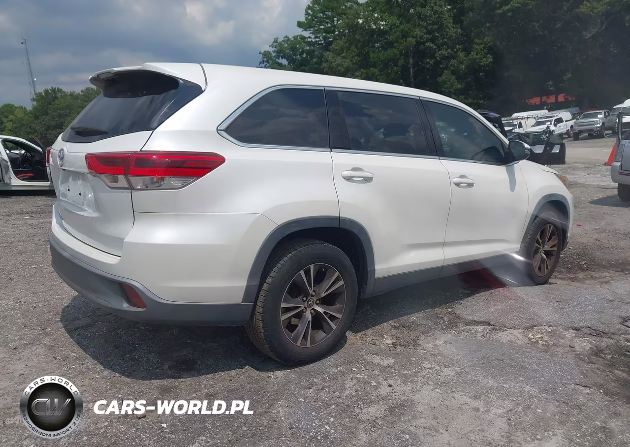 2019 Toyota Highlander Le VIN:5TDZZRFH1KS360103 - 4