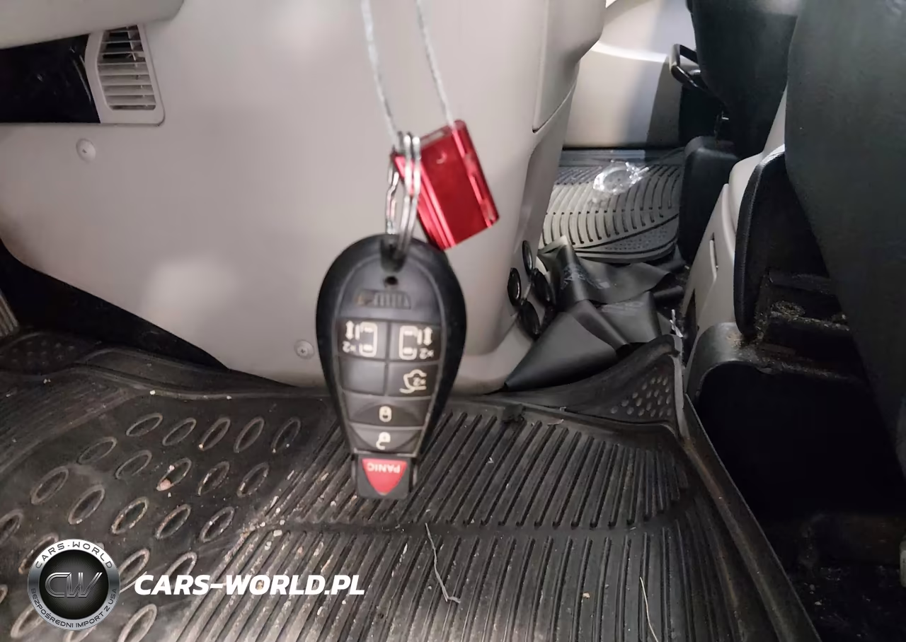 2015 Chrysler Town & Country Touring VIN:2C4RC1BG2FR565556 - 11