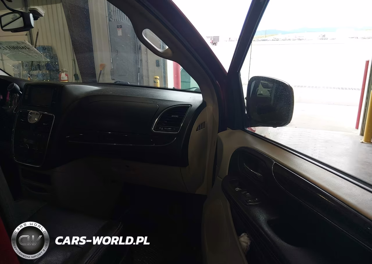 2015 Chrysler Town & Country Touring VIN:2C4RC1BG2FR565556 - 5