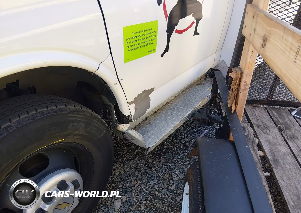 2008 Chevrolet Express Cutaway Work Van VIN:1GBJG31K681207908 - 12