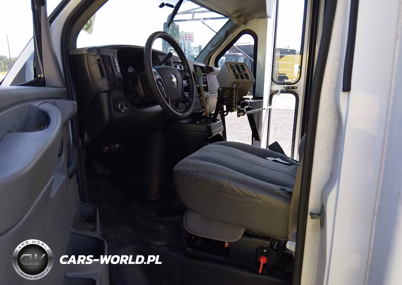 2008 Chevrolet Express Cutaway Work Van VIN:1GBJG31K681207908 - 5