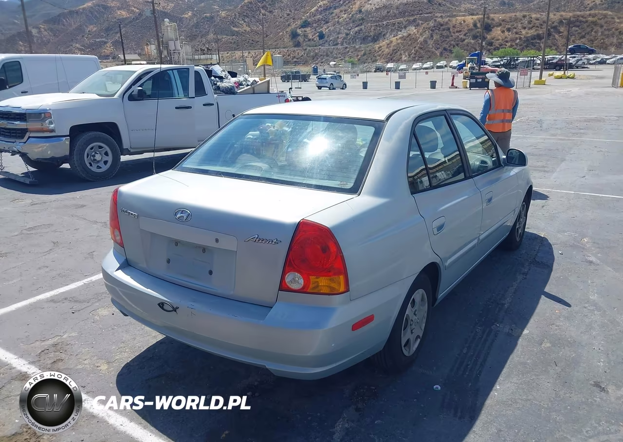 2005 Hyundai Accent Gls VIN:KMHCG45CX5U635886 - 4