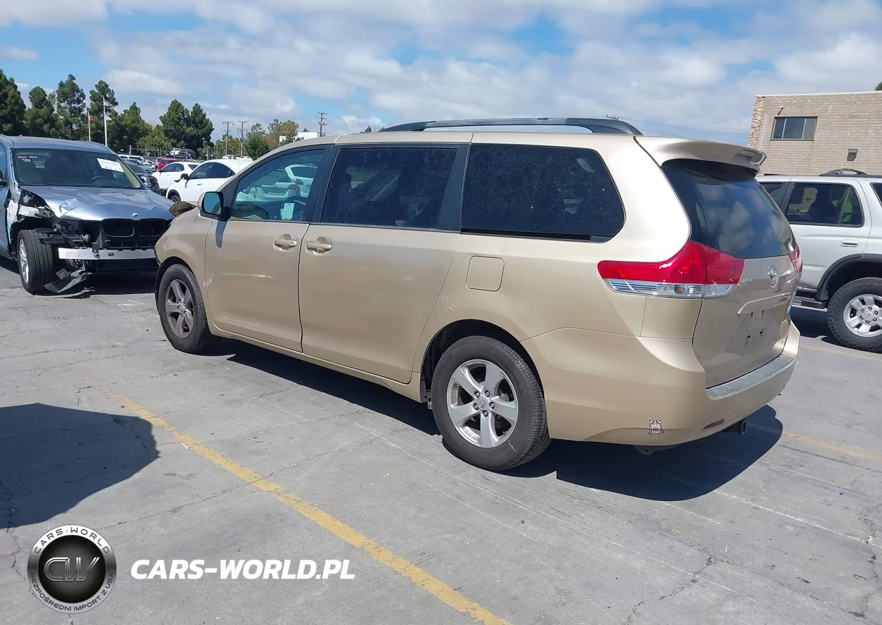 2013 Toyota Sienna Le VIN:5TDKK3DC9DS314208 - 3