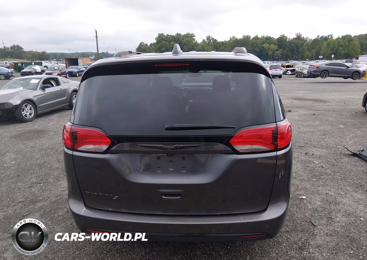 2018 Chrysler Pacifica Touring L VIN:2C4RC1BG8JR227541 - 17