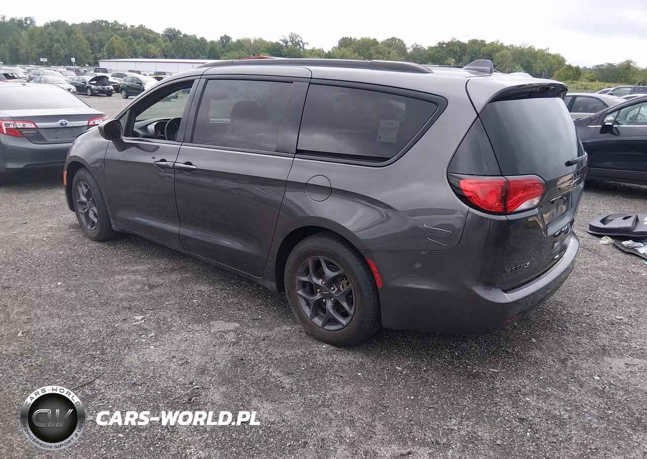 2018 Chrysler Pacifica Touring L VIN:2C4RC1BG8JR227541 - 3