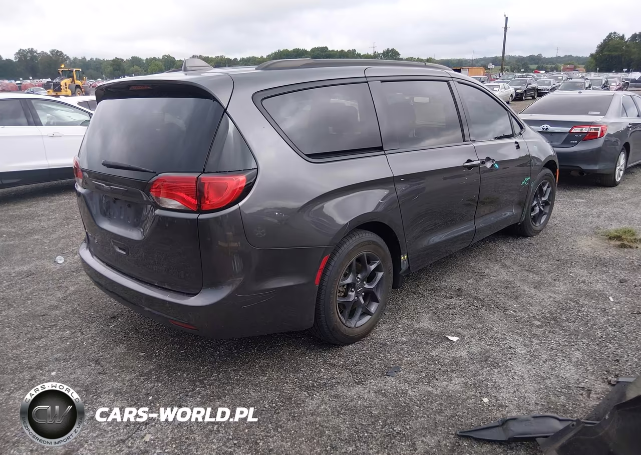 2018 Chrysler Pacifica Touring L VIN:2C4RC1BG8JR227541 - 4