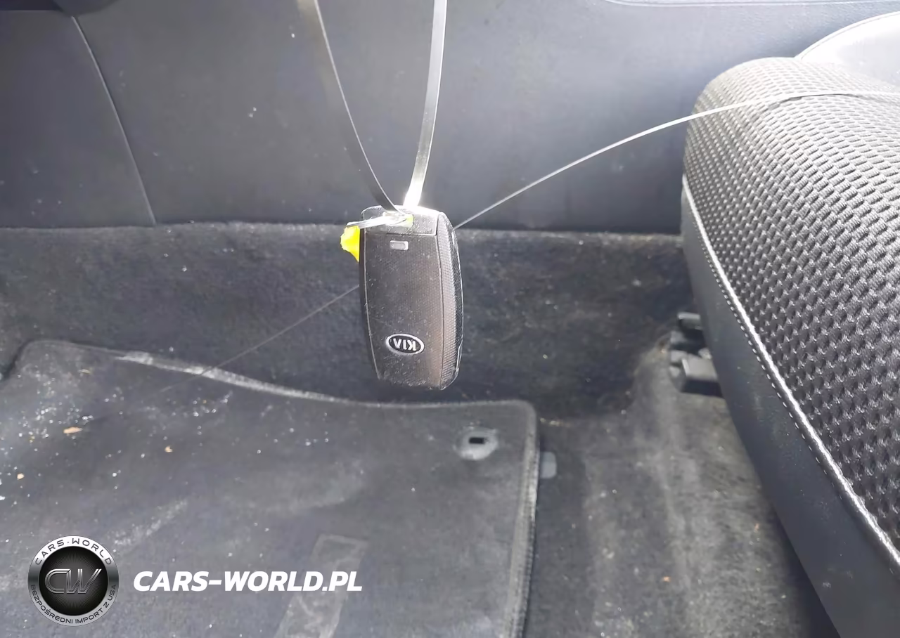 2020 Kia Optima S VIN:5XXGT4L31LG421991 - 11