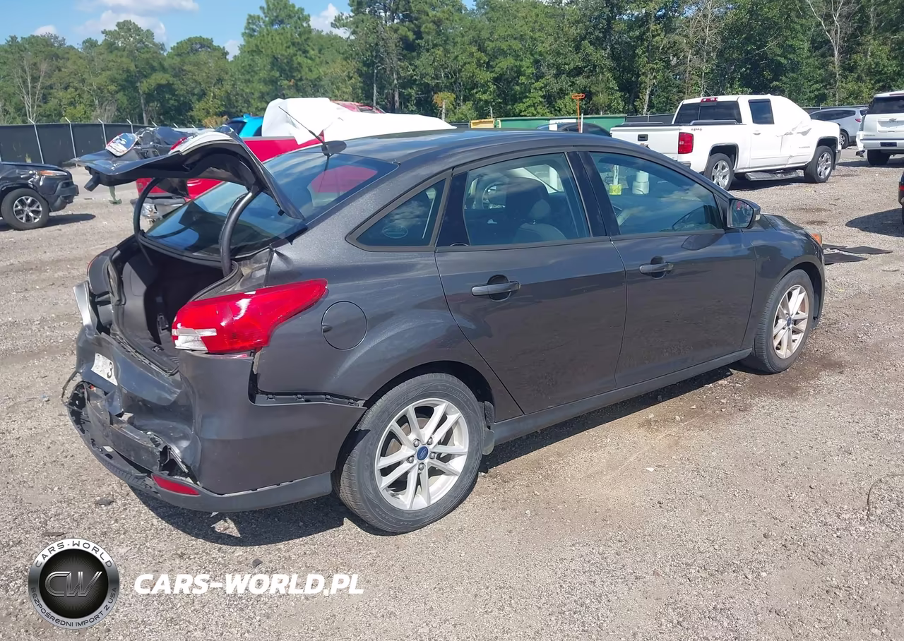 2015 Ford Focus Se VIN:1FADP3F24FL295768 - 4