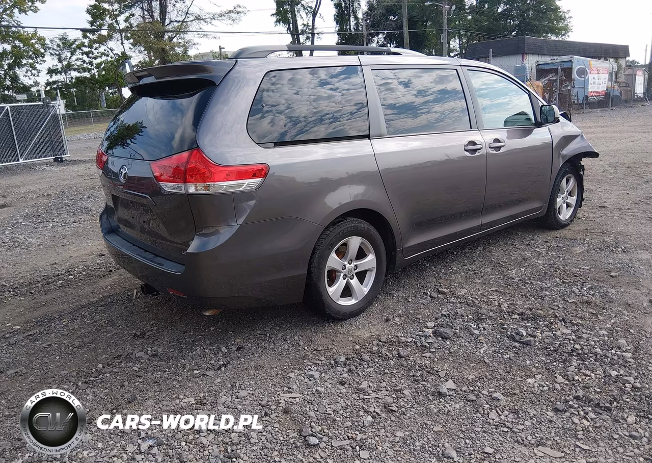 2013 Toyota Sienna Le V6 8 Passenger VIN:5TDKK3DC2DS391888 - 4