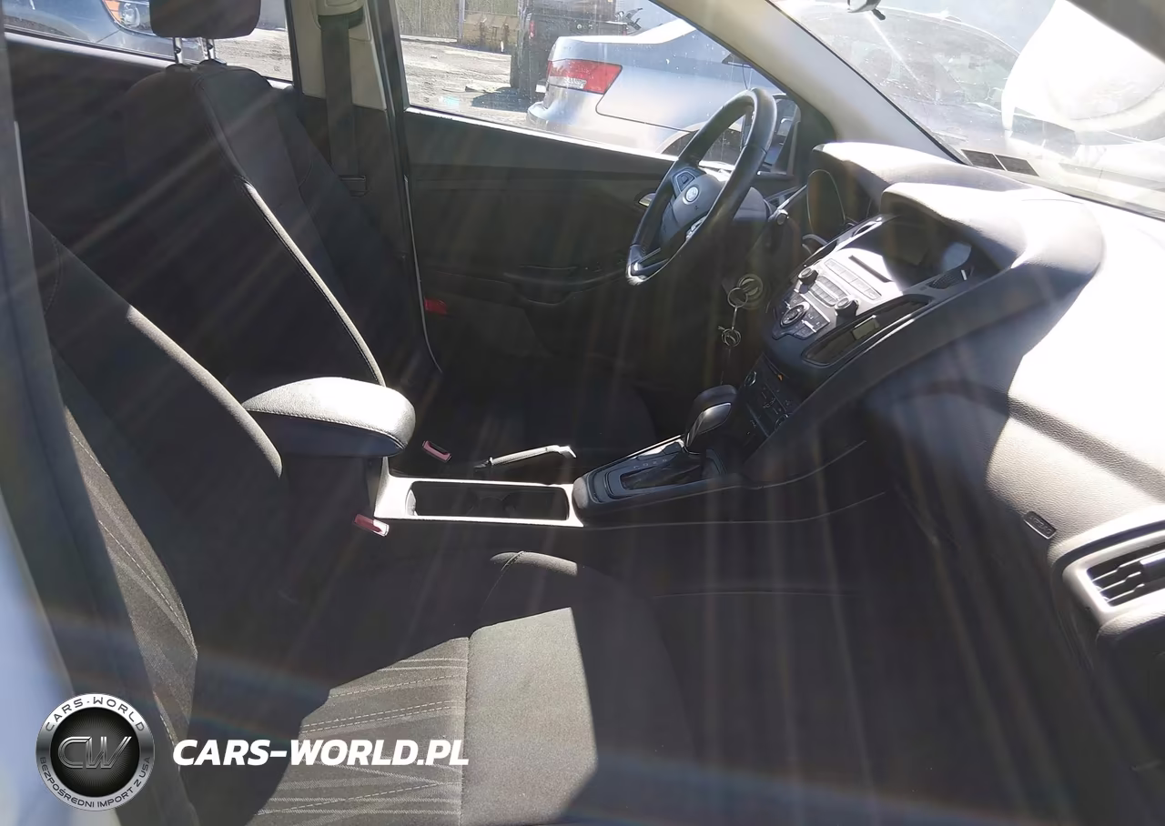 2017 Ford Focus Se VIN:1FADP3K28HL243410 - 5